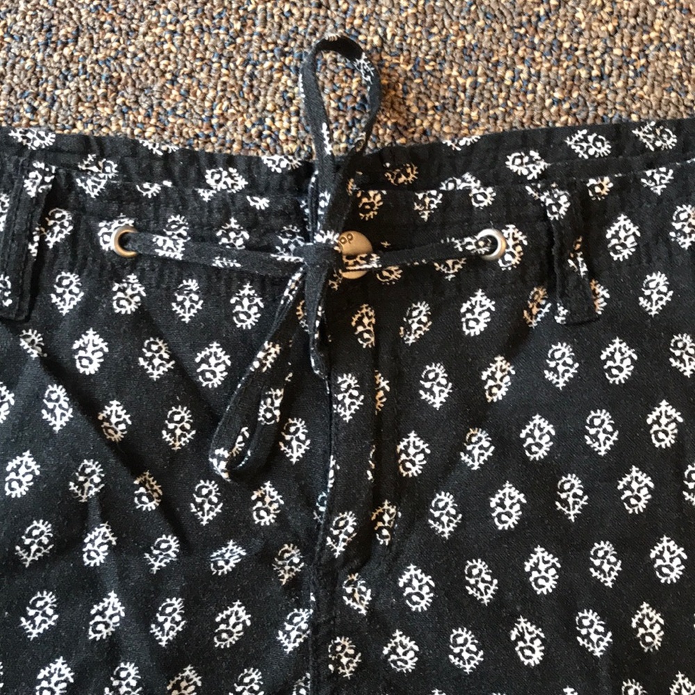 Gap Linen Shorts - Picture 2 of 4